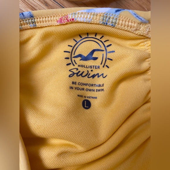 Hollister Swim suit - Picture 3 of 4